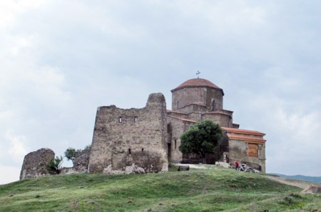 GEORGIA 43. (MONASTERIO DE DJVARI) ESTA SITUADO EN LA LA CIMA DE UNA MONTAÑA ROCOSA