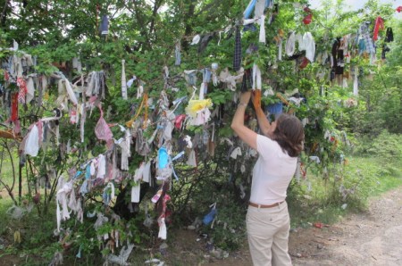 GEORGIA 51. (MONASTERIO DE DJVARI) EN LOS ARBOLES ALREDEDOR DEL CONVENTO LOS FIELES CUELGAN TROZOS DE TELA A MODO DE PLEGARIAS