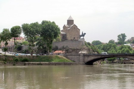 GEORGIA 75. (TIFLIS) IGLESIA Y PUENTE DE METHEKI DE LAVIERGE, CON LA STATUE DE VORGANG GORGASSALI