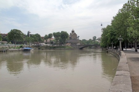 GEORGIA 76. (TIFLIS) EL RIO MTKVARI, CORTA LA CIUDAD EN DOS