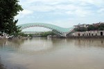 GEORGIA 77. (TIFLIS) EL PUENTE DE LA PAZ SOBRE EL RIO MTKVARI