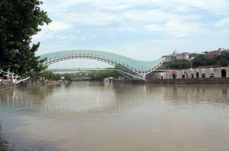 GEORGIA 77. (TIFLIS) EL PUENTE DE LA PAZ SOBRE EL RIO MTKVARI
