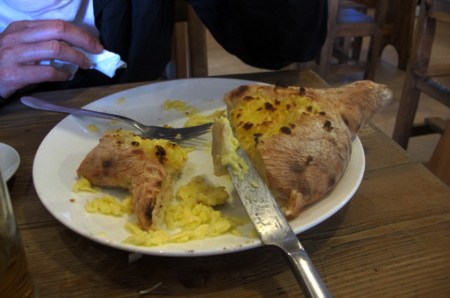 GEORGIA 79. (TIFLIS) PLATO GEORGIANO EL ADJARAN KHACHAPURI, CON QUESO, HUEVOS, PATATAS, SOBRE UN PAN AL HORNO