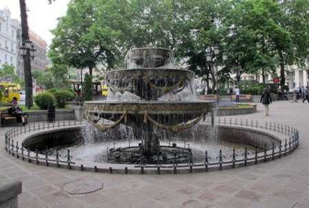 GEORGIA 91. (TIFLIS-ERIVANSKA PLAZA) FUENTE EN BRONCE DE LA EPOCA DE DOMINACION RUSA