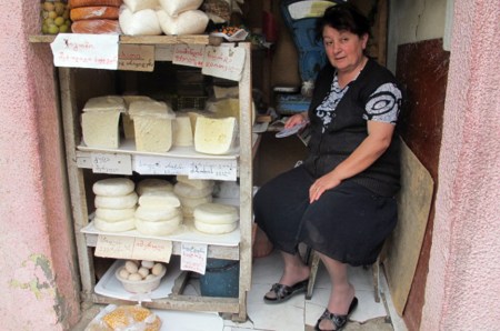 GEORGIA 97. (TIFLIS-EL BARRIO SAN ELIAS) UNA QUESERA, EN SU MINUSCULA TIENDA