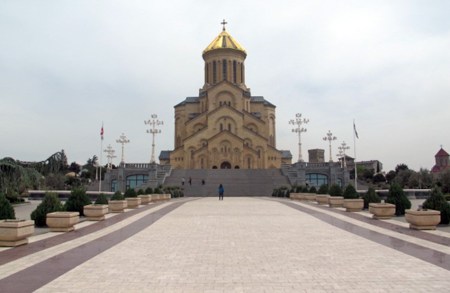 GEORGIA 99. (TIFLIS-CATEDRAL DE LA TRINIDAD) ES LA CATEDRAL DE LA IGLESIA APOSTÓLICA GEORGIANA