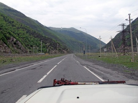 RUSIA 1° ENTRADA 1. (HACIA VLADIKAVKAZ) ACABAMOS DE PASAR LA FRONTERA SIN PROBLEMAS, LA CARRETERA ES BUENA