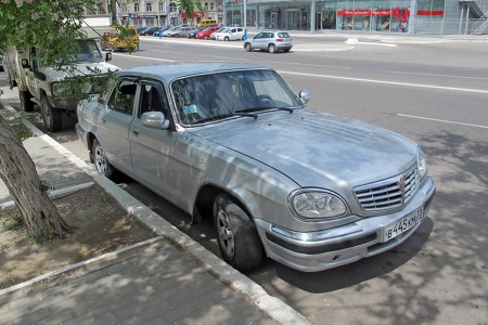 RUSIA 1° ENTRADA 21. (ASTRACAN) APARCADOS DETRAS UN GAZ VOLGA. UN AUTOMOBIL MITICO PARA LOS RUSOS