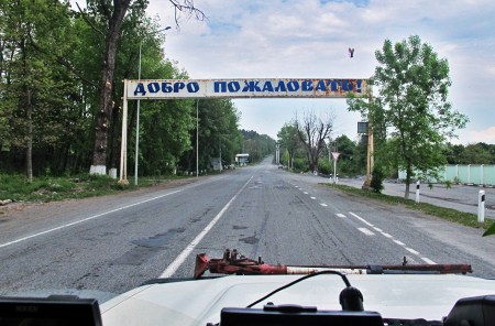 RUSIA 1° ENTRADA 3. (HACIA VLADIKAVKAZ) INCREIBLE, ESTE CARTEL TE ACONSEJA DE DENUNCIAR AL QUE COMETA UNA INFRACCION EN LA CARRETERA