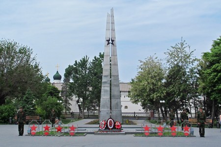 RUSIA 1° ENTRADA 45. (ASTRACAN) LA TUMBA AL SOLDADO DESCONOCIDO, HAY 4 SOLDADOS DE GUARDIA 24 HORAS 365 DIAS AL ANO
