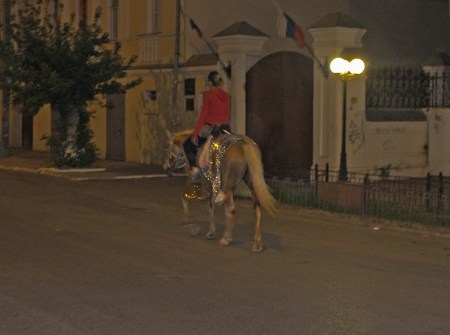 RUSIA 1° ENTRADA 9. (ASTRACAN) HEMOS VISTO BASTANTES CABALLOS POR LA CIUDAD DE NOCHE……
