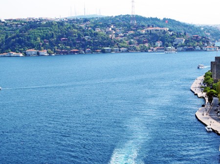 TURQUIA 106. (EL BOSFORO) DIVIDE EN DOS PARTES LA CIUDAD DE ESTAMBUL Y CONECTA EL MAR DE MARMARA CON EL MAR NEGRO