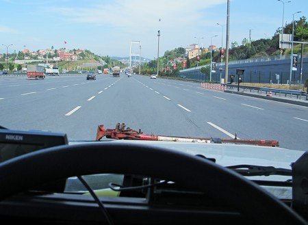 TURQUIA 107. (EL BOSFORO) AL FONDO SE VE EL PUENTE QUE UNE EUROPA Y ASIA