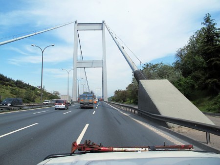 TURQUIA 108. (EL BOSFORO) EL PUENTE COLGANTE FATIH SULTAN MEHMED POSEE UNA LONGITUD DE 1090 METROS, FUE COMPLETADO EN 1988