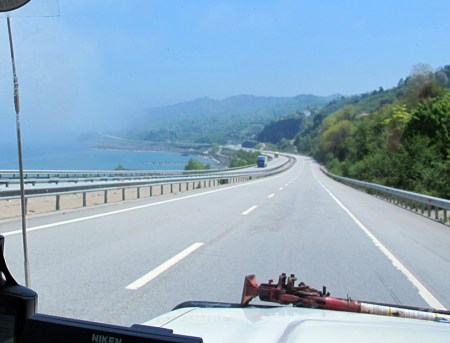 TURQUIA 129. LAS CARRETERAS DEL LITORAL DEL MAR NEGRO SON BASTANTES BUENAS EN GENERAL