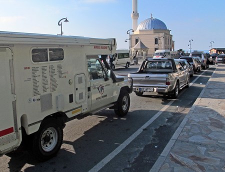 TURQUIA 131. (FRONTERA CON GEORGIA) HACIENDO UNA RIGUROSA COLA, PERO HAY LISTOS QUE SE CUELAN