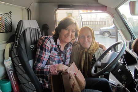 TURQUIA 133. (FRONTERA CON GEORGIA) FOTO CON UNA CAMPESINA GEORGIANA