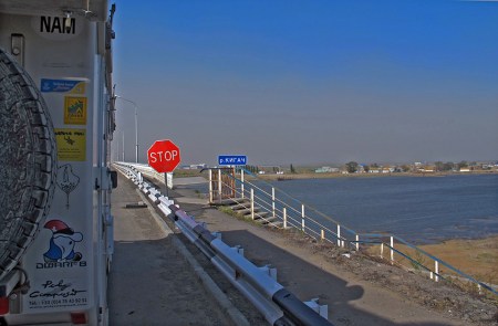 KAZAQUISTAN 1° ENTRADA 1. (LA FRONTERA POR KOTYAYEVKA) DE PASO DEL RIO KIGACH AL FONDO LA FRONTERA