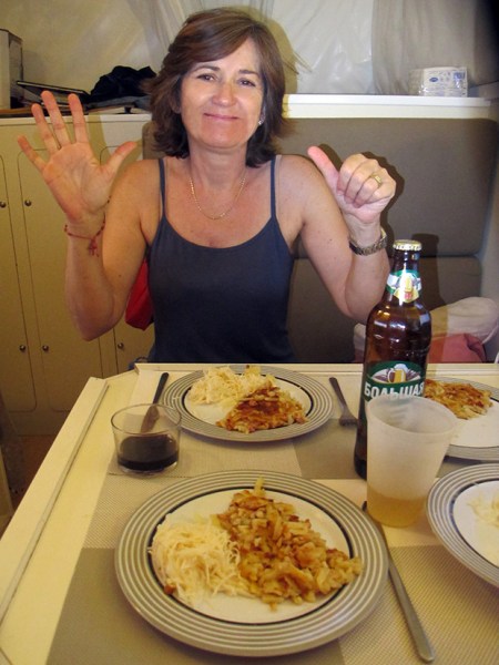 KAZAQUISTAN 1° ENTRADA 13. (LA FRONTERA POR KOTYAYEVKA) LA SEXTA CENA, ESTAMOS DETENIDOS E INCOMUNICADOS CON EL MUNDO EXTERIOR, LA MORAL ESTA ALTA