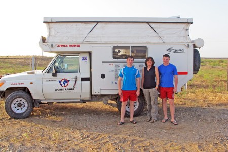 KAZAQUISTAN 1° ENTRADA 16. (LA FRONTERA POR KOTYAYEVKA) ROMAN Y VALERI DOS OFICIALES DEL EJERCITO, HAN SIDO MUY AMABLES CON NOSOTROS. AL NO LLEVAR EL UNIFORME HAN ACCEDIDO A FOTOGRAFIARSE CON PETRA