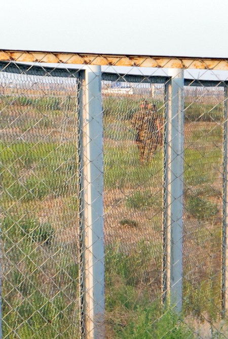 KAZAQUISTAN 1° ENTRADA 19. (LA FRONTERA POR KOTYAYEVKA) LOS MILITARES HACIAN VARIAS RONDAS ALREDEDOR DE NUESTRO CERCADO, PERO NO NOS HABLABAN