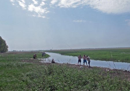 RUSIA 1° ENTRADA 55.(EL DELTA DEL VOLGA) INTENTANDO HACERNOS COMPRENDER CON UNOS PESCADORES DE CAÑA