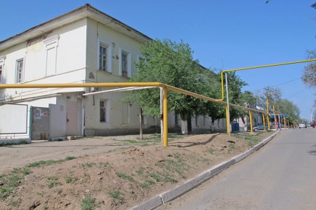 RUSIA 1° ENTRADA 66.(KRASNYY YAR) LA CIUDAD ESTA ALIMENTADA POR GAS, LAS TUBERIAS SON AMARILLAS Y ESTAN PELIGROSAMENTE AL AIRE LIBRE