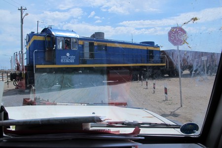KAZAQUISTAN 1° ENTRADA 39. (EN RUTA A ATYRAOU) EN LOS PASOS DE NIVEL NO HAY NINGUN TIPO DE BARRERAS, Y LOS TRENES ANDAN BASTANTE RAPIDOS , ES UN PELIGRO