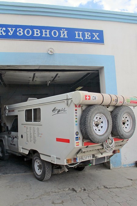 KAZAQUISTAN 1° ENTRADA 48. (ATYRAOU) HACIENDO CAMBIO DE ACEITE