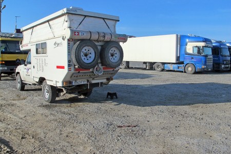 KAZAQUISTAN 1° ENTRADA 49. (ATYRAOU) POR CUESTION DE SEGURIDAD ESTA NOCHE DORMIMOS TRANQUILOS ENTRE LOS CAMIONEROS