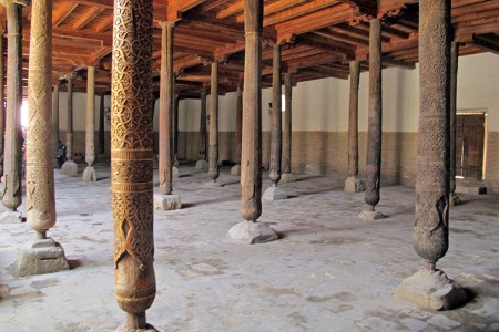 UZBEKISTAN 101 ( KHIVA MONUMENTAL) LA MEZQUITA CATEDRAL DJUMA, ES TIPICAMENTE ARCAICA CON UN TECHO PLANO EN COLUMNAS QUE NO TIENE PARECIDO EN ASIA CENTRAL