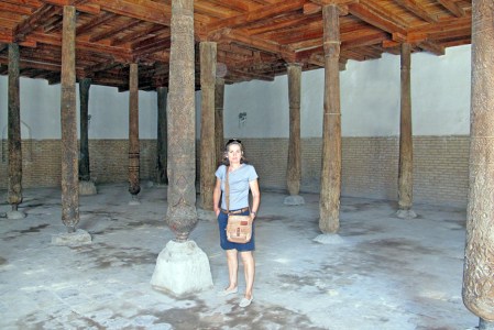 UZBEKISTAN 105 ( KHIVA MONUMENTAL) LA MEZQUITA CATEDRAL DJUMA, LAS COLUMNAS SE NIVELAN POR MEDIO DE VARIOS LECHOS DE PIEDRA