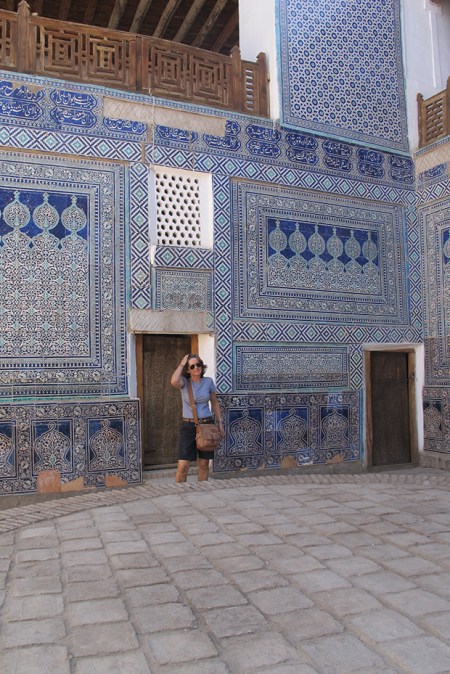UZBEKISTAN 110 ( KHIVA MONUMENTAL) PALACIO DE TASH-KHAULI, EN TIEMPOS DE LOS KANES NI LOS CORTESANOS PODIAN ENTRAR EN EL HAREN, Y MUCHO MENOS LA GENTE COMUN, HOY CUALQUIER TURISTA PUEDE VISITAR FÁCILMENTE ESTA ZONA PROHIBIDA