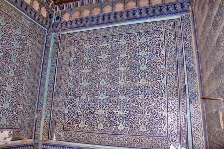 UZBEKISTAN 114 ( KHIVA MONUMENTAL) PALACIO DE TASH-KHAULI, LAS FACHADAS Y LAS PAREDES QUE DABAN A LOS PATIOS INTERIORES FUERON DECORADOS CON MAYÓLICAS PATRONES DE ALFOMBRAS COMO HECHAS EN AZUL TRADICIONAL DE KHIVA