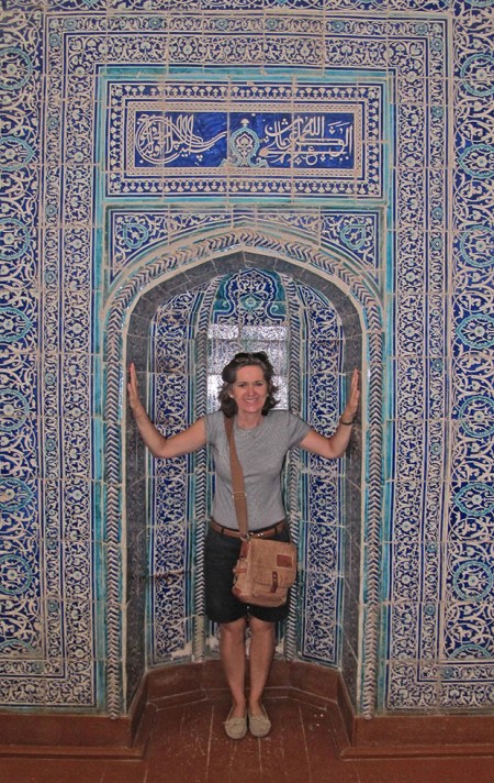 UZBEKISTAN 115 ( KHIVA MONUMENTAL) PALACIO DE TASH-KHAULI, LOS COLORES AZUL ULTRAMAR Y BLANCO DE LOS ORNAMENTOS REFINADOS DEL PALACIO SE SABE QUE SE HICIERON POR EL ARTESANO ABDULLA