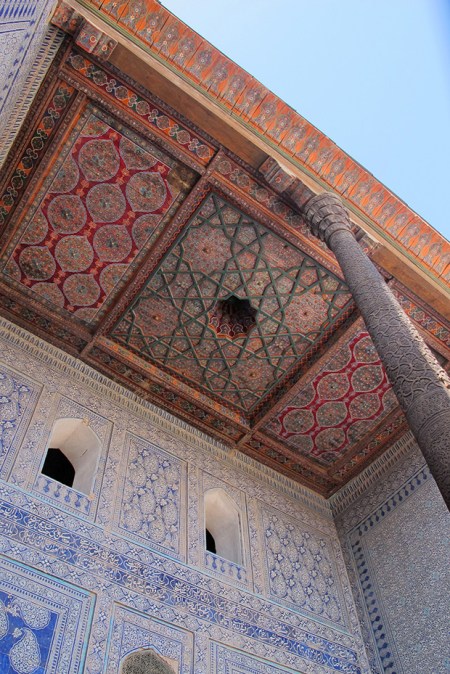 UZBEKISTAN 119 ( KHIVA MONUMENTAL) PALACIO DE TASH-KHAULI, VARIAS CONSTRUCCIONES UNIDAS ENTRE SI POR MEDIO DE PATIOS CON TECHOS EN MADERA POLICROMADA DATAN DE 1830 A 1838