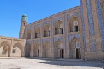 UZBEKISTAN 131 ( KHIVA MONUMENTAL) MADRAZA DE MUHAMMAD RAKHIMKHAN,TIENE DOS PLANTAS, CON RESTOS DE MAYÓLICA ESPLÉNDIDAS, EN LAS ESQUINAS HAY TORRETAS GULDASTA CON CUPULAS DECORADAS CON MOSAICOS