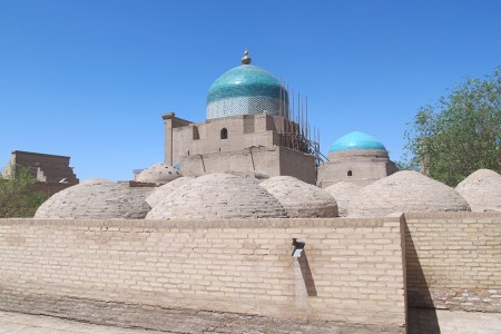 UZBEKISTAN 132 (KHIVA MONUMENTAL) EL COMPLEJO PAHLAVAN MAHMUD, ES UN EJEMPLO DE LA ARQUITECTURA MEDIEVAL Y UNA DE LAS JOYAS DEL PATRIMONIO HISTORICO Y CULTURAL DE ESTA CIUDAD