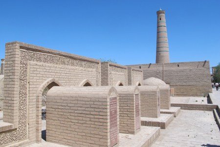 UZBEKISTAN 134 (KHIVA MONUMENTAL) EL COMPLEJO PAHLAVAN MAHMUD, ADEMÁS DE LA TUMBA DEL FILOSO PAHLAVAN MAHMUD HAY EN ESTE MAUSOLEO DE LA TUMBA DE MAHOMA RAKHIM-KHAN I, ABDULGAZI KHAN Y ELBARS II