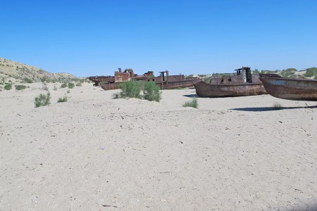 UZBEKISTAN 14 (DENTRO DE EL MAR DE ARAL) EN 1960 LOS RUSOS CREARON LA MAS GRANDE TRAJEDIA ECOLOGICOA DEL MUNDO, CUANDO EMPEZARON A DESVIAR AGUA DE LOS RÍOS AMU DARIA Y SIR DARIA PARA REGAR CULTIVOS D ALGODON EN UZBEKISTAN Y KAZAJISTAN