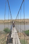 UZBEKISTAN 140 (EL DESIERTO DE KYZYL KUN) UNA PEQUENA PORCION DEL SUR DEL DESIERTO ES ATRAVESADA POR EL RIO AMU DARYA. LA OTRA PARTE DEL PUENTE COLGANTE ES YA TURKMENISTAN
