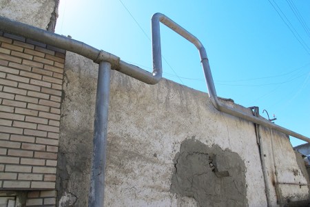 UZBEKISTAN 148 (LA VIDA EN BUJARA) UN PELIGRO, HAY CAÑERIAS DE GAS EN MAL ESTADO POR TODAS PARTES 1