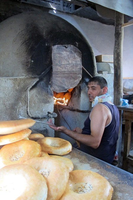 UZBEKISTAN 153 (LA VIDA EN BUJARA) UNA PANADERIA