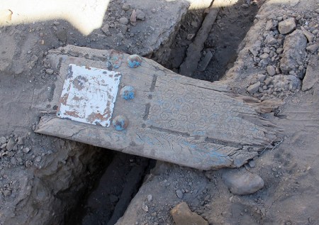 UZBEKISTAN 155 (LA VIDA EN BUJARA) ENCUENTRAS ANTIGUEDADES TIRADAS POR EL SUELO