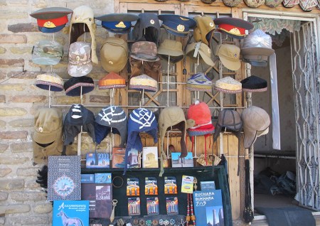 UZBEKISTAN 164 (LA VIDA EN BUJARA) SE VENDEN GORROS, MEDALLAS, Y UNIFORMES DEL PERIODO DE OCUPACION RUSA