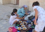 UZBEKISTAN 166 (LA VIDA EN BUJARA) VENDEDORAS DE COMIDAS , CUALQUIER SITIO ES BUENO PARA MONTAR UN RESTAURANTE
