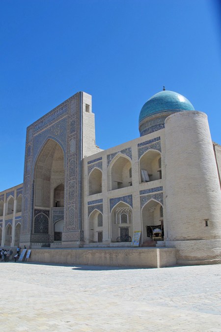 UZBEKISTAN 171 (LA BUJARA MONUMENTAL) MEZQUITA DE KALYAN, EN EL SIGLO XVI EN EL SITIO DE LA ANTIGUA MEZQUITA COMENZARON A CONSTRUIR UNA NUEVA, DE LA CONSTRUCCION DEL SIGLO XII SOLO QUEDAN LAS PARTES INFERIORES DE LAS PAREDES DE LADRILLO DEL ARCO