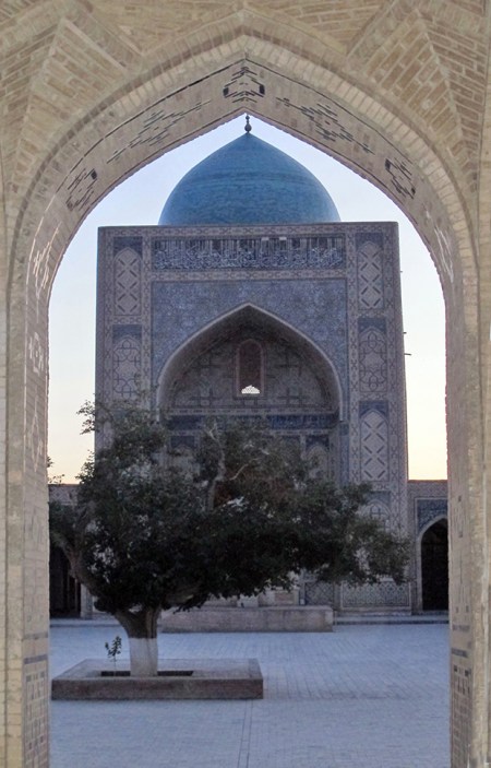 UZBEKISTAN 173 (LA BUJARA MONUMENTAL) MEZQUITA DE KALYAN, PATIO INTERIOR AL ATARDECER