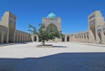 UZBEKISTAN 174 (LA BUJARA MONUMENTAL) MEZQUITA DE KALYAN,A LO LARGO DEL PERIMETRO DEL PATIO HAY GALERÍAS PROFUNDAS CUBIERTAS DE 288 PEQUEÑAS CUPULAS APOYADAS POR 208 PILARES FUERTES