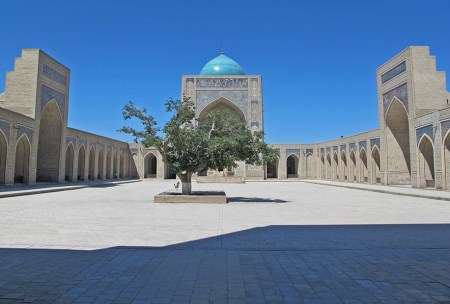 UZBEKISTAN 174 (LA BUJARA MONUMENTAL) MEZQUITA DE KALYAN,A LO LARGO DEL PERIMETRO DEL PATIO HAY GALERÍAS PROFUNDAS CUBIERTAS DE 288 PEQUEÑAS CUPULAS APOYADAS POR 208 PILARES FUERTES